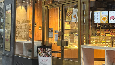 Vánoční výzdoba neminula ani tradiční lahůdkářství. Zdroj: Vilém Besser, Toprecepty