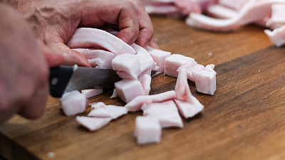 Sádlo je důležité nejen dobře vybrat, ale i nakrájet. Zdroj: se souhlasem společnosti Chuť Moravy