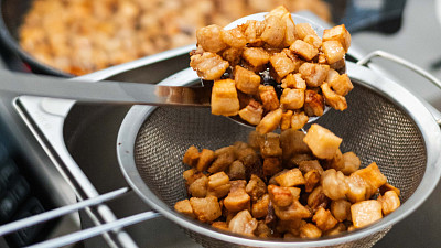 Škvarky musíte vyndat v ten správný moment, aby se nepřipálily. Zdroj: se souhlasem společnosti Chuť Moravy