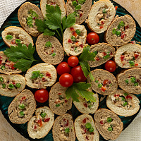 Jednohubky z plněného rohlíku Zdroj: Toprecept