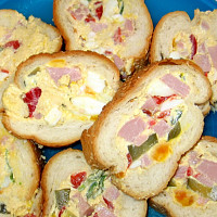 Jednohubky z plněného rohlíku Zdroj: Toprecept