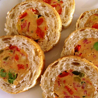 Jednohubky z plněného rohlíku Zdroj: Toprecept