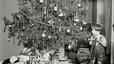 Na stromeček se věšely skleněné ozdoby. Zdroj: se souhlasem Retro muzeum Brno