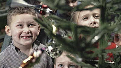 Na stromečku byly hlavně skleněné ozdoby. Zdroj: se souhlasem Retro muzeum Brno
