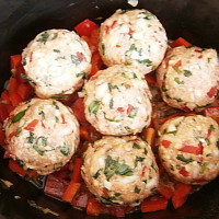 Masové koule s medvědím česnekem a paprikou v pomalém hrnci Zdroj: Toprecepty