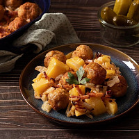 Hlávkové zelí, mleté kuličky a brambory v jednom pekáčku Zdroj: Toprecepty