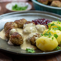 Švédské masové kuličky s omáčkou a brusinkami Zdroj: Toprecepty