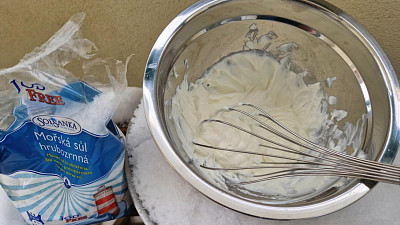 Sníh posolte, do něj postavte misku s jogurtem. Lehce promíchejte. Zdroj: Šárka Adámková