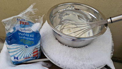 Promíchaný jogurt s cukrem. Zdroj: Šárka Adámková