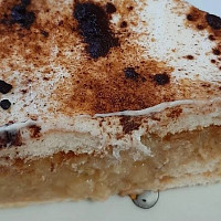 Jablečný lahodný moučník s banány a brusinkami, zdobený zakysanou smetanou Zdroj: Toprecepty