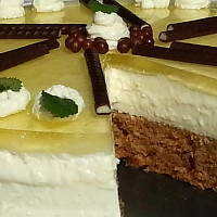 Jablečno-mrkvový moučník s ořechy a krémem Zdroj: Toprecepty