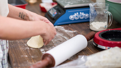 Trhací chléb se skládá z tenkých vrstev těsta. Zdroj: se souhlasem České televize