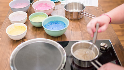 K vylepšení palačinek měli soutěžící 6 druhů barev. Zdroj: se souhlasem České televize, Mikuláš Křepelka