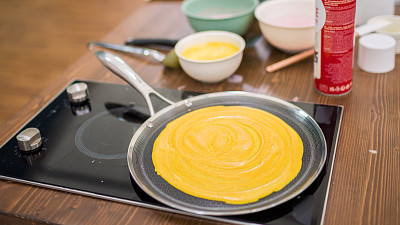 Při pečení bylo třeba si dát pozor na teplotu pánve. Zdroj: se souhlasem České televize, Mikuláš Křepelka