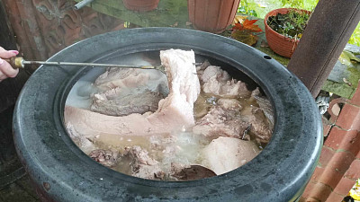 Vaření masa na tlačenku Zdroj: Martina Pilzová