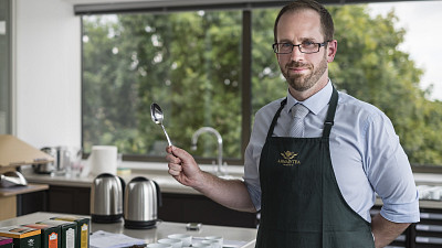 Dominic Mariott, Senior Tea Master společnosti Ahmad Tea Zdroj: Ahmad Tea se souhlasem