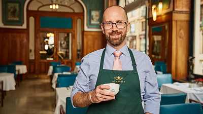 Vrchní degustátor společnosti Ahmad Tea Dominic Mariott ochutná denně 500 šálků čaje. Zdroj: Ahmad Tea se souhlasem