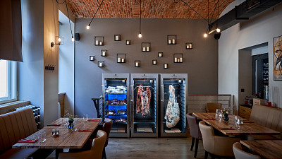 Restauraci Wood & Steak vévodí ledničky na zrání masa. Zdroj: Wood & Steak se souhlasem