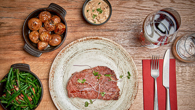 Šťavnatý steak s křupavými brambůrkami, fazolkami se slaninou a liškovou omáčkou chutná skvěle. Zdroj: Wood & Steak se souhlasem