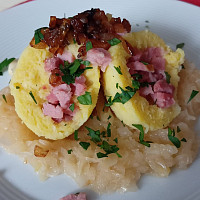 Bramborové knedlíky se zelím Zdroj: Toprecepty