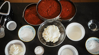 Poskládání dortu není jen tak. Zdroj: Toprecepty