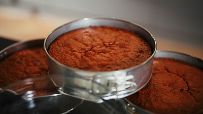 Základem je perfektně upečený korpus. Zdroj: Toprecepty