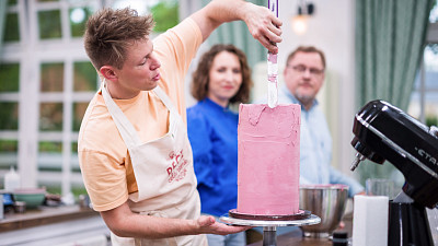 Lukáš se pustil do vysokého dortu s malinami, pistáciemi a vanilkou. Zdroj: se souhlasem České televize, Mikuláš Křepelka