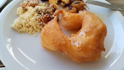 Bambalouni se podávají pokapané medem. Zdroj: Hana Malénková