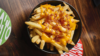 Hranolky se šunkovými škvarky v Brasileiro U Zelené žáby Zdroj: Ambiente, se souhlasem