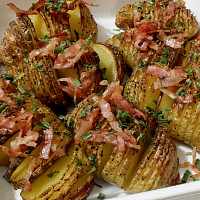 Pečené brambory hasselback Zdroj: Toprecepty