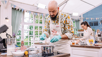 Martinn připravuje tartaletky. Zdroj: se souhlasem České televize, Marie Anna Baráková