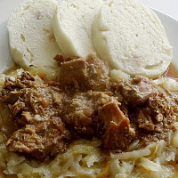 Pečené vepřové kostky s hlávkovým zelím Zdroj: Toprecepty