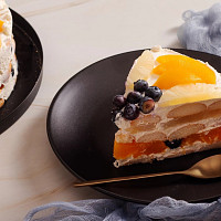 Nepečený piškotový dort s ovocem a zakysanou smetanou Zdroj: Toprecepty