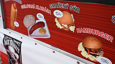 Ve stáncích najdete všechny stálice rychlého občerstvení. Zdroj: eXtra.cz, Pavel Dvořák