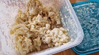 Květák, který je po vaření lehce vlhký, se krásně v mouce obalí Zdroj: Toprecepty