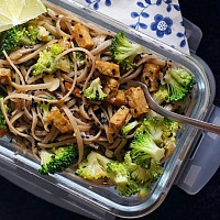 Soba nudle s brokolicí, ořechy a tempehem Zdroj: Toprecepty