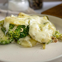 Zapečené brambory s brokolicí, smetanou a sýrem Zdroj: Toprecepty