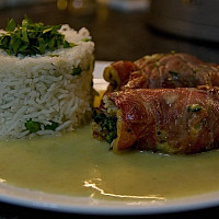 Králičí rolky sous-vide v kabátku z pancetty Zdroj: Toprecepty