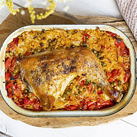 Kuřecí stehna pečená s rýží z jednoho pekáčku Zdroj: Toprecepty