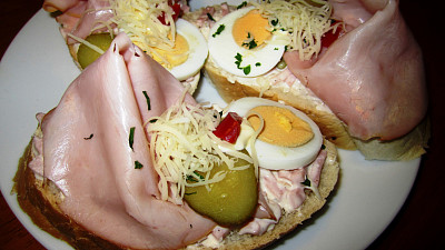 Chlebíček s debrecínkou Zdroj: Top recepty