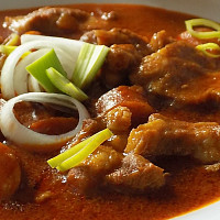 Vepřový guláš s klobásou Zdroj: Toprecepty