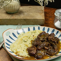 Hovězí kližka na česneku a majoránce Zdroj: Toprecepty