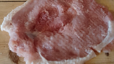 Naklepaný vepřový plátek z kotlety Zdroj: Martina Pilzová