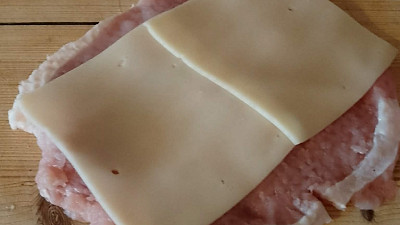 Plátky sýra na kotletě Zdroj: Martina Pilzová