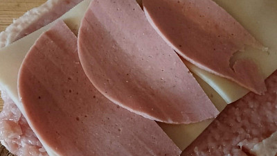 Vrstva salámu na mase Zdroj: Martina Pilzová