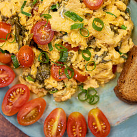 Míchaná vejce s medvědím česnekem Zdroj: Toprecepty