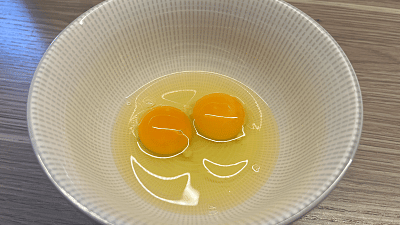 Do misky dejte vejce. Zdroj: Vilém Besser, Toprecepty