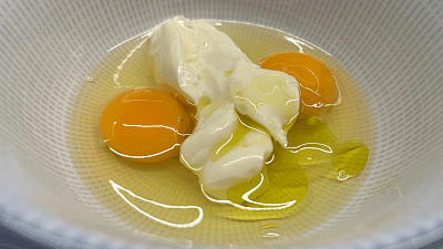 Nakonec přilijte trochu olivového oleje. Zdroj: Vilém Besser, Toprecepty