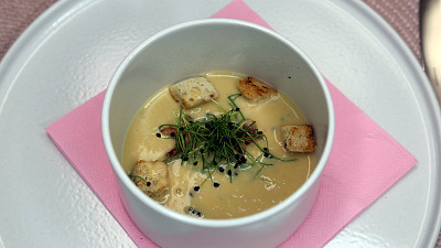 Krém z pečeného česneku se slaninou a máslovými krutony. Zdroj: se souhlasem FTV Prima