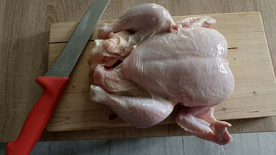 Příprava na kostění kuřete Zdroj: Martina Pilzová